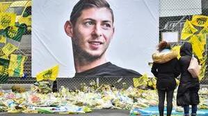 Ein großes Plakat erinnerte im Stadion von Nantes an Emiliano Sala