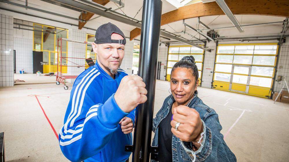 Patrick und Annet Geurink in einer der Ecken des zukünftigen Boxrings