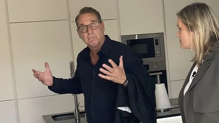 Heinz-Christian Strache mit Corinna Milborn in der berühmten Finca.