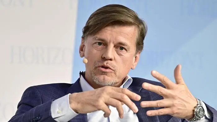 Veit Dengler, Neos-Mandatar: „Österreich ist Weltmeister in der Parteienfinanzierung. Die staatliche Parteienförderung muss radikal beschnitten werden auf ein Niveau wie in allen anderen westlichen Demokratien.“