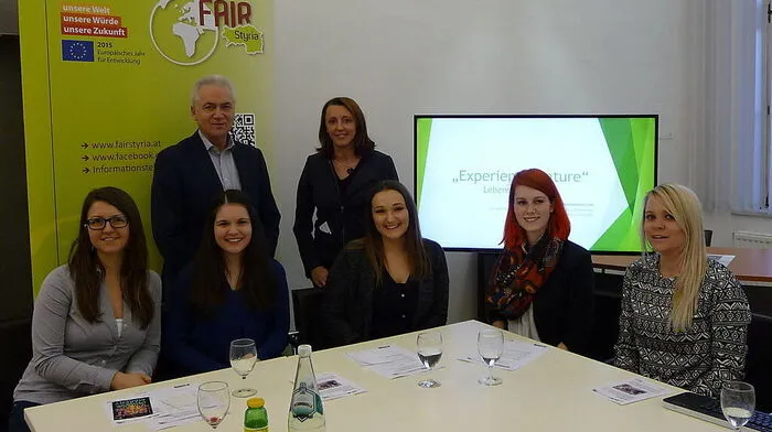 Das junge Projektteam mit Helmut Leitenberger und Maria Elßer-Eibel 
