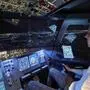 Stefan Knittelfelder in einem Airbus-Simulator