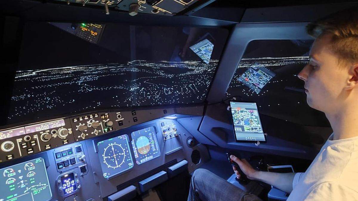 Stefan Knittelfelder in einem Airbus-Simulator