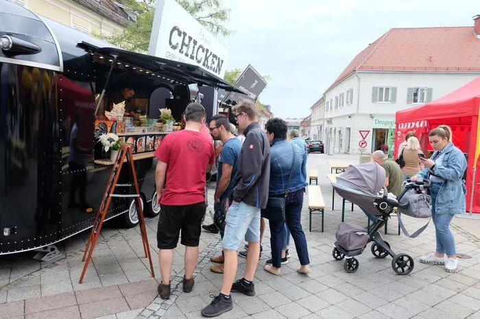Am Hauptplatz können sich die Besucher von Stand zu Stand kosten.