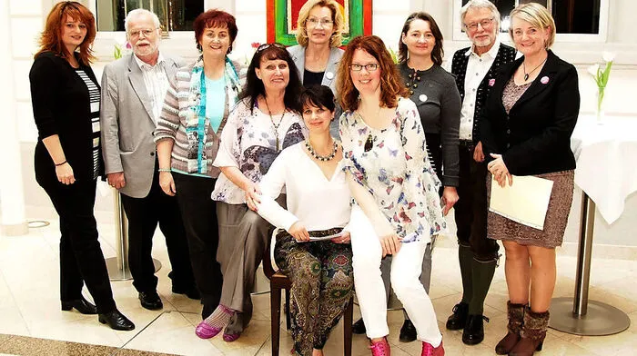 Karin Taferner (in der Mitte sitzend) und die Kärntner Schreiberlinge – ein Kreis von Kärntner Hobbyautoren – laden zum offenen Schreiben ein