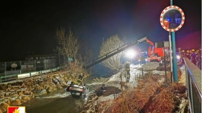Die FF Thörl und FF Kapfenberg-Stadt bargen das Unfallauto aus dem eiskalten Bach.