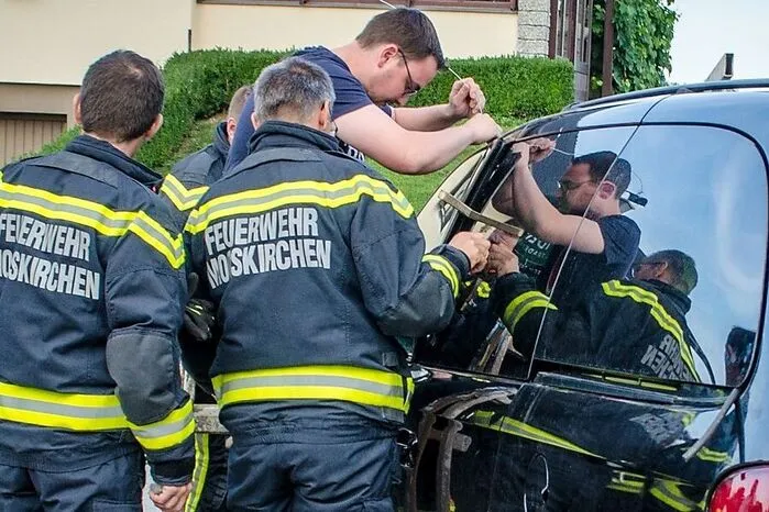 Trotz aller Versuche der Eltern blieb das Kind im Auto eingeschlossen. Wegen der Hitze musste die Feuerwehr rasch handeln.