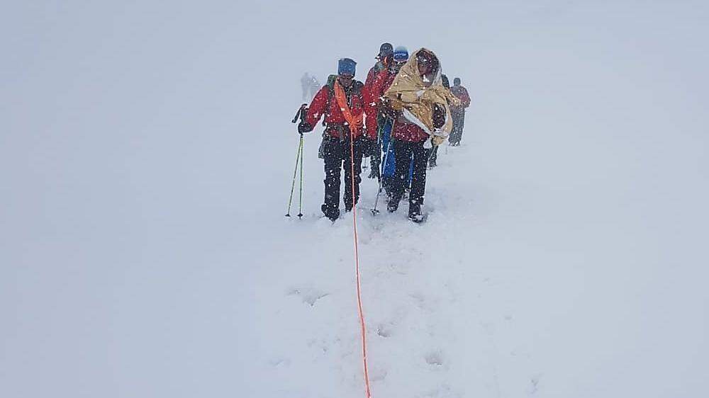 Bergretter aus St. Johann holten Schweizer Bergsteiger aus einer Gletscherspalte