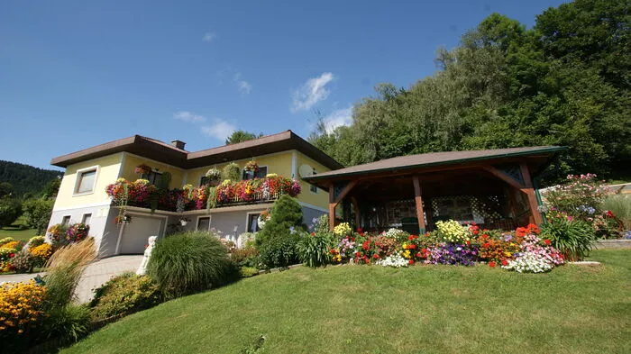 Das war der Blumenschmuckbewerb! Die Steiermark ist wieder im Blumenfieber! Klicken Sie sich durch die Prämierten in der Kategorie "Schönste Häuser ohne Vorgarten"!