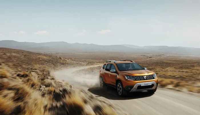 Der neue Dacia Duster räumt mit all den Details auf, die bei der ersten Generation noch nicht ganz so gepasst haben. Die tragende Struktur ist also unverändert, genauso wie die gut 4,3 Meter Außenlänge.