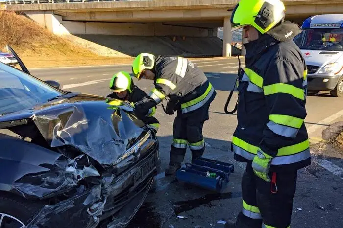 Eines der Fahrzeuge kam auf der Auffahrt zur S 36 zum Stillstand.
