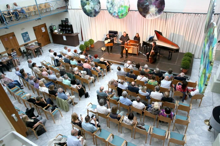 Beim Pfingstfestival gesehen wurden unter anderen Kulturanwalt Werner Mosing, Katholische Kirche Kärnten-Pressesprecher Matthias Kapeller, Mediziner Richard Gaugeler sowie der evangelische Pfarrer Martin Müller. 