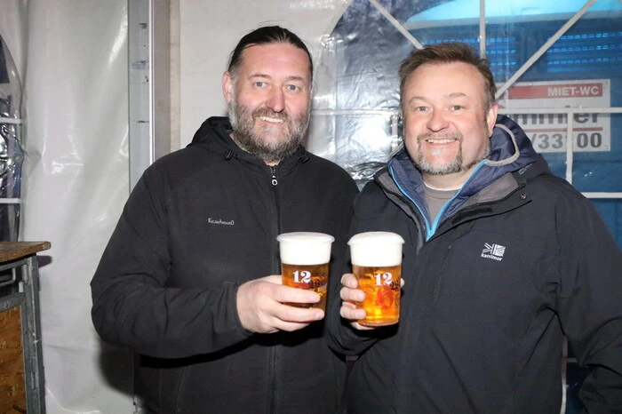 Die „Hirter Buam“ Günther und Kurt Rumpold (von links) luden zum Osterfeuer-Fest auf die ehemalige Ziegeleiwiese.