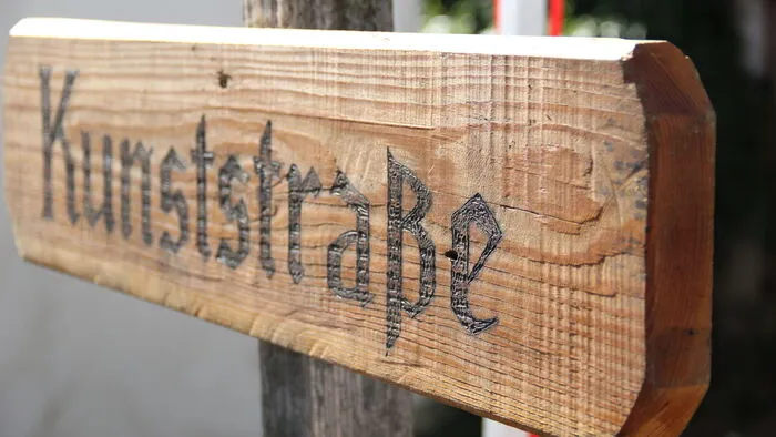 In der Kunststraße gibt es verschiedenste Stände, an denen man Handwerkskunst erstehen kann . . .