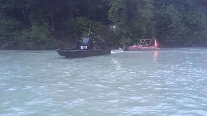 Ein Boot nach dem anderen wurde Freitagnachmittag zur Bergung des Pick-ups, mit dem am Donnerstag ein 55-Jähriger bei Lippitzbach in die Drau gestürzt war, in den Fluss gelassen.