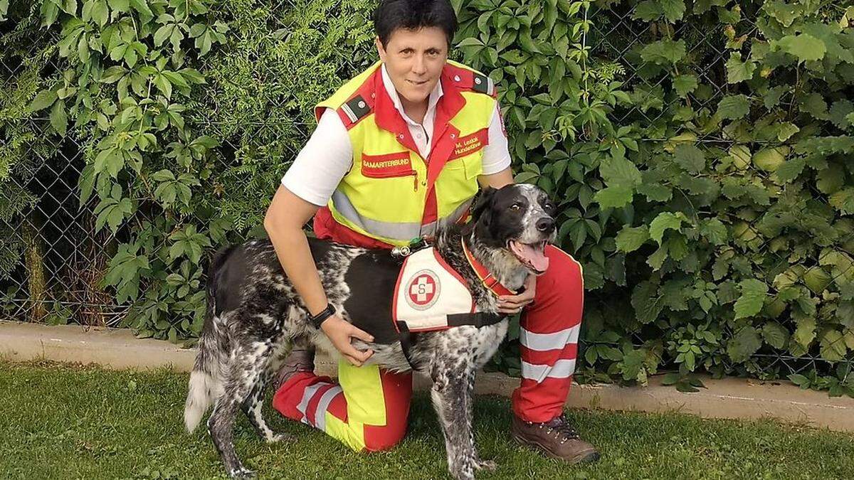 Michaela Lesjak, Obergruppenleiterin bei der Hundestaffel des Samariterbundes mit „Shadow“