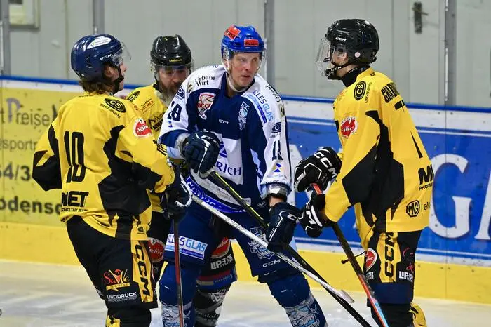 #10 Ortner Philipp EC Hornets Spittal, #18 Pewal Martin ESC Steindorf, #77 Granitner Gert EC Hornets Spittal, ESC Steindorf vs. EC Hornets Spittal 25.2.2024, ESC Steindorf vs. EC Hornets Spittal 25.2.2024 am 25.02.2024 in Steindorf (Ossiachersee Halle), Austria, (Photo by Bernd Stefan)