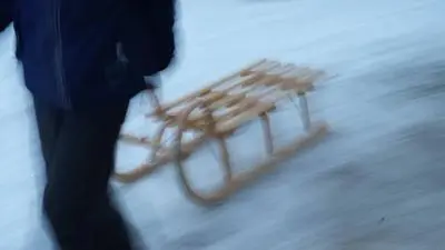 Datum: 20.01.2024 / Ort: Dresden Was fuer ein tolles Winter-Wetter Am Samstag sind viele Menschen in Sachsens Landeshauptstadt Dresden auf dem Eis gewesen. Sie nutzen den zugefrorenen Carolasee zum Schlittschuh fahren. Aber nicht nur mit den Schlittschuhen gleiteten die Besucher ueber das Eis, viele nutzen auch den Schlitten oder trauten sich mit normalen Schuhen . Der Mix aus Schnee, frostigen Temperaturen, und strahlender Sonne, beglueckte viele Touristen und Einheimische. Doch Vorsicht ist geboten - an einigen Stellen ist das Wasser schon wieder zu Sehen und die Enten schwimmen auf dem See. Betreten der Eisflaeche auf eigene Gefahr steht deshalb auf einem Schild. Viele Dresdnerinnen und Dresdner nutzten den Samstag fuer einen gros xBenedict Bartschx