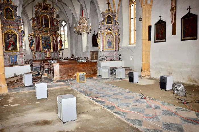 In der Pfarrkirche Rattendorf laufen die Heizstrahler auf Hochtouren.