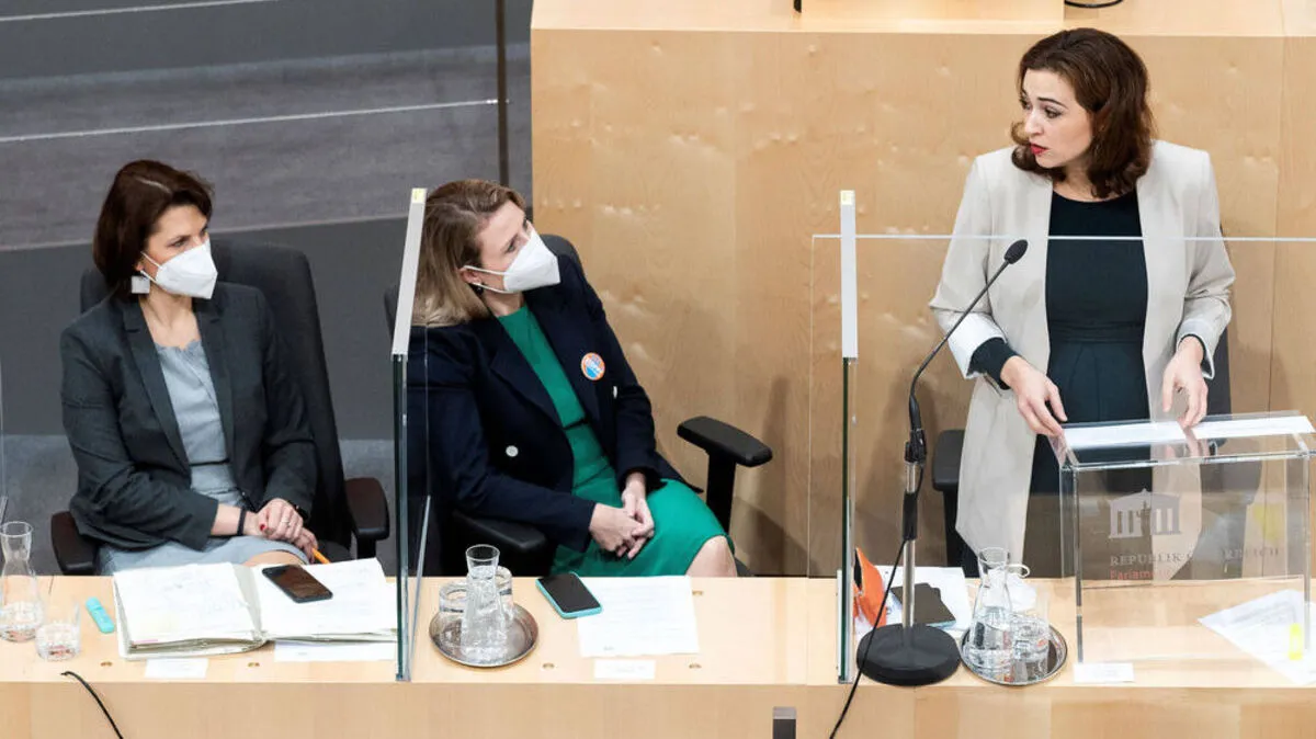 Zadić, Raab, Edtstadler (v.r.n.l.): Der Regierung gehören sieben Ministerinnen und zwei Staatssekretärinnen an.