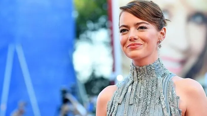 Um die Filme? Geht's auch - nicht minder wichtig sind jedoch die Roben der Stars am Lido. Die Festspiele haben begonnen. Erster glänzender Auftritt: Emma Stone ...