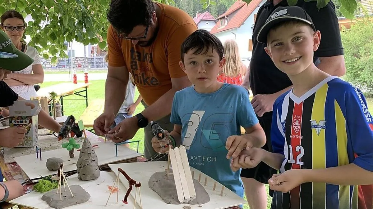 Rutschen, ein Baumhaus und ein Kletterturm stehen bei den Kindern hoch im Kurs