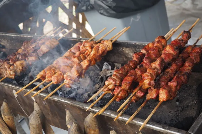 Unter anderem gibt es geräucherte Spieße...