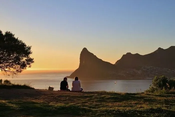 Südafrika ist das ganze Jahr für einen Urlaub geeignet. Auf dem Plan stehen hier Wanderungen, Wal-Beobachtungen, eine Safari und die Strände der Küste. Besonders schön ist es jetzt in der Kapregion und der umliegenden Weinregion.