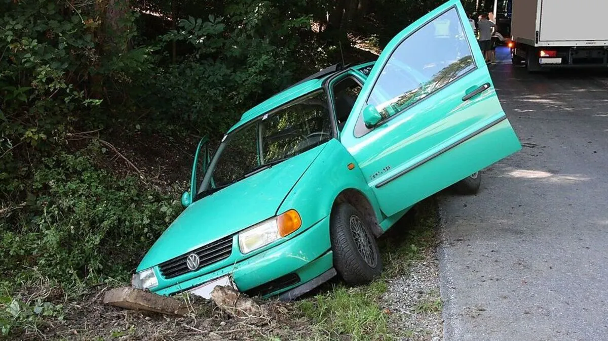 Die Feuerwehr Pöllau zog das Auto mittels Seilwinde aus dem Graben