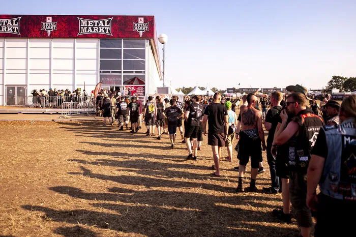 Offiziell startet das Festival am Donnerstag, doch schon ab Montag machten sich die Fans auf den Weg, um auf einem Gelände von rund 300 Fußballfeldern mehr als 200 Bands zu sehen.