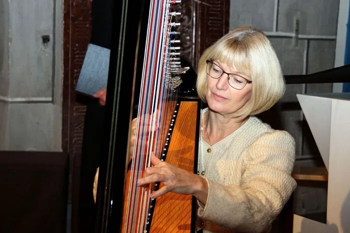 Wohlklang vom Feinsten war die Devise, welcher auch Evelin Schuler an der Harfe nachkam. Sie begeisterte mit einfühlsamem, schon an Virtuosität anklingendem, Spiel. Eine höchst zu schätzende Leistung wenn man an die Temperaturen in Kirchen denkt. 
