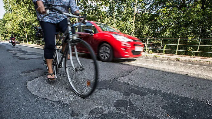 Rumpelpiste Villacher Straße. Viele Kärntner Straßen sind löchrig wie sie – und wie das Budget des Landes	