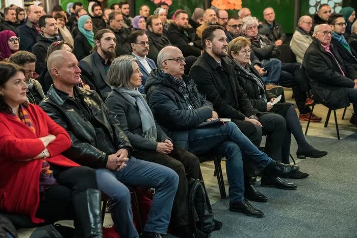 Bei der Diskussion waren auch zahlreicher Vertreter aus dem Grazer Gemeinderat vertreten wie Ingrid Heuberger (ÖVP), Horst Alic (KPÖ) und Manuela Wutte (Grüne). Auch Imam Fikret Fazlic, Ex-SPÖ-Chef Karl-Heinz Herper und Wolfgang Benedek vom Menschenrechtsbeirat waren dabei.