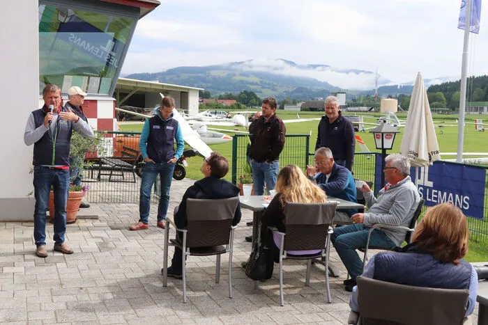 Das Team um Wettbewerbsleiter Martin Huber (bei der Ansprache) vom FSV Feldkirchen hatte bisher nur am ersten Bewerbstag letzten Samstag sowie am darauf folgenden Sonntag Gelegenheit, die 43 Teilnehmer aus 6 Nationen, gar eine Pilotin aus den USA, in ihren Flugzeugen in die Luft zu bringen.Pressetext: Holger Fuhr.