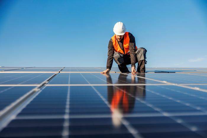 Investitionen in Solar- und Kleinwindkraftanlagen können helfen, die Herausforderungen des Klimawandels zu bewältigen