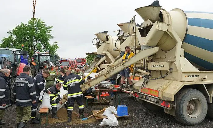 Vorsorglich werden derzeit rund 4000 Sandsäcke befüllt