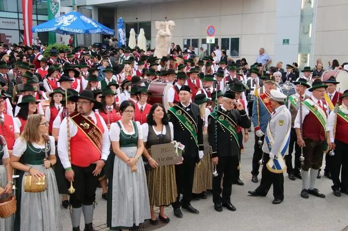 So war Köflach am vergangenen Samstagnachmittag in eine Klangwolke gehüllt, als 21 Blaskapellen mit klingendem Spiel am Rathausplatz aufmarschierten und mit viel Beifall von den Zusehern empfangen wurden. Als Gastkapellen haben sich auch die Bergkapelle Eisenerz sowie der Musikverein Mannswörth (Niederösterreich) eingefunden.