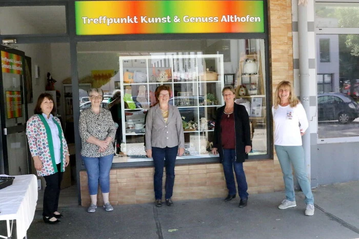 Zwölf Kunsthandwerker luden am Samstagvormittag am Hauptplatz 14 gegenüber dem Lebensmittelmarkt Billa im Zentrum von Althofen zur Geschäftseröffnung.