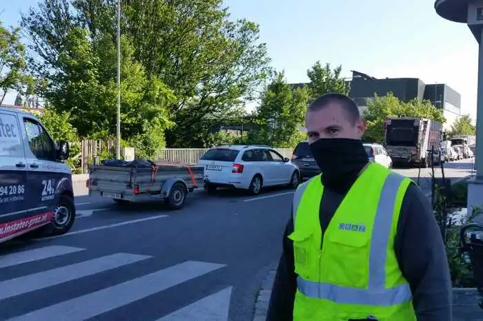 Obwohl die Einfahrt geregelt wird, kam es zu einem Verkehrschaos. Der Rückstau reichte teils bis zu Center West.
