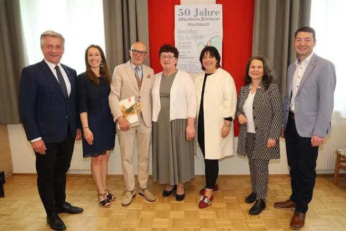 Bürgermeister Anton Prödl mit der Nationalratsabgeordneten Agnes Totter und mit Kulturverantwortlichen sowie der Bibliotheksleitung