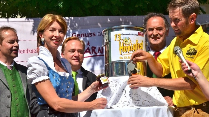 Alles rund um den Honig und süße Spezialitäten werden beim 13. Honigfest in Hermagor auch am 14. August geboten. Über 100 Aussteller, auch aus Italien und Slowenien, sind dabei. Johann Mößler (Präsident der Landwirtschaftskammer), Landeshauptmann-Stellvertreterin Gaby Schaunig, Bürgermeister Siefried Ronacher, Nationalrat Gabriel Obernosterer und Organisator Arno Kronhofer (von links).