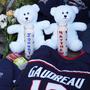 Trauernde Fans legten vor der Nationwide Arena in Columbus Blumen, Kerzen, Plüschtiere und Fanartikel zu Ehren von Johnny und Matthew Gaudreau nieder