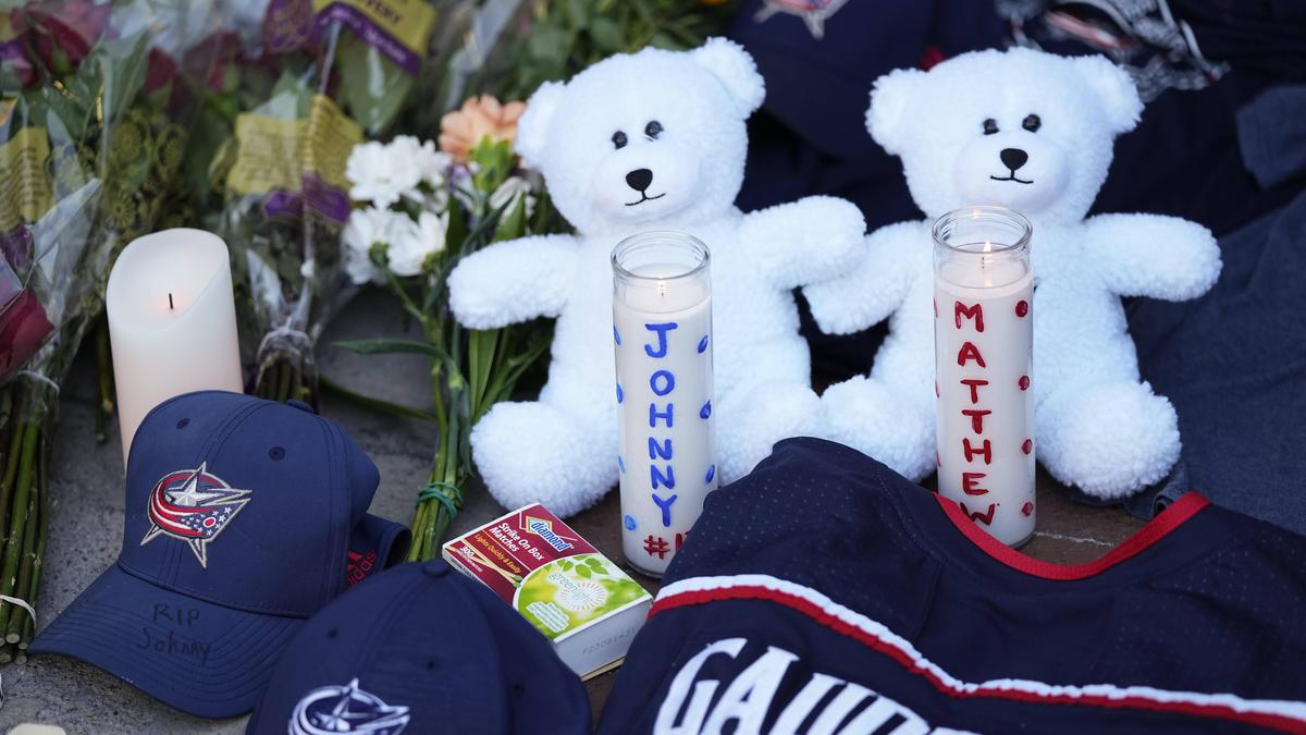 Trauernde Fans legten vor der Nationwide Arena in Columbus Blumen, Kerzen, Plüschtiere und Fanartikel zu Ehren von Johnny und Matthew Gaudreau nieder