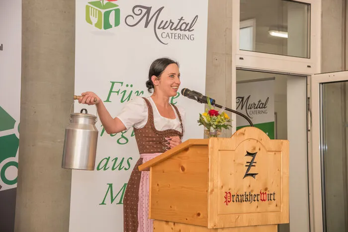 Innovationsmanagerin Johanna Kaltenegger beschreibt Murtal Catering als „Milchkanne der Zukunft“. „Wie früher die Bevölkerung mit der Milchkanne gesunde, frische Milch vomBauern geholt hat, sorgt dieser Betrieb heute dafür, dass gesunde Lebensmittel, die in der Region produziert werden, zu uns nach Hause auf den Tisch kommen“.