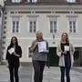 Starten mit ihrer selbst gegründeten Seniorentagesstätte durch: Bianca Miklau, Stefanie Lackner und Michelle Jernej (von links) vor dem Gebäude am Hauptplatz 18	