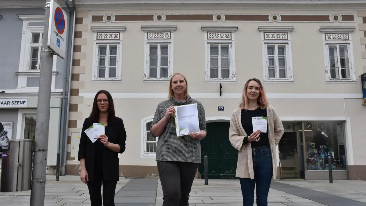 Starten mit ihrer selbst gegründeten Seniorentagesstätte durch: Bianca Miklau, Stefanie Lackner und Michelle Jernej (von links) vor dem Gebäude am Hauptplatz 18	