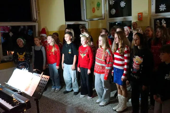 Die Schülerinnen und Schüler hatten Weihnachtslieder einstudiert, die sie vor Publikum auf ihren Instrumenten spielten oder im Chor sangen.