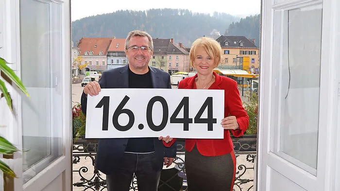 Freuen sich über diese Zahl: Brucks Bürgermeister Peter Koch und seine designierte Nachfolgerin Andrea Winkelmeier