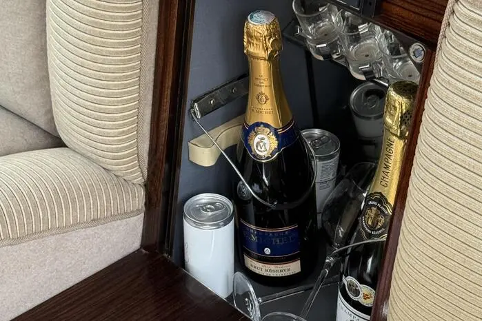 ... wie beispielsweise auf die noblen Mercedes Staatskarossen aus den Sechzigern, mit Kühlfach für das Gläschen Champagner.