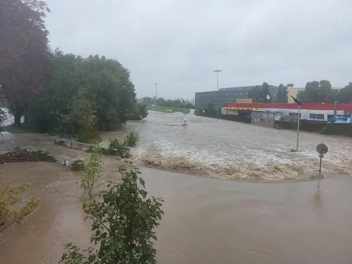 ABD0012_20240916 - ST. PLTEN - STERREICH: ++ HANDOUT ++ ZU APA0056 VOM 16.9.2024 - Das Bundesland Niedersterreich gilt seit Sonntag, 15. September 2024 als Katastrophengebiet. Im Fokus stehen Dammsanierungen und Schutz der Dmme, zahlreiche Menschen wurden bereits evakuiert. Im Bild: Blick auf die Traisen, aufgenommen am Sonntag im Bezirk St. Plten in Niedersterreich. - FOTO: APA/BFKDO ST. PLTEN - ++ WIR WEISEN AUSDRCKLICH DARAUF HIN, DASS EINE VERWENDUNG DES BILDES AUS MEDIEN- UND/ODER URHEBERRECHTLICHEN GRNDEN AUSSCHLIESSLICH IM ZUSAMMENHANG MIT DEM ANGEFHRTEN ZWECK UND REDAKTIONELL ERFOLGEN DARF - VOLLSTNDIGE COPYRIGHTNENNUNG VERPFLICHTEND ++